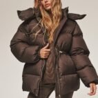 pufer-shokoladnogo-ottenka-s-kapyushonom-i-kuliskoy-na-talii-76018-1