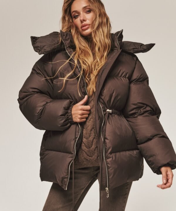 pufer-shokoladnogo-ottenka-s-kapyushonom-i-kuliskoy-na-talii-76018-1