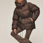 pufer-shokoladnogo-ottenka-s-kapyushonom-i-kuliskoy-na-talii-76018-2