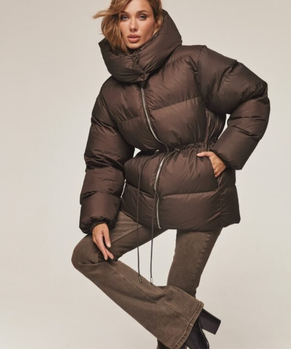 pufer-shokoladnogo-ottenka-s-kapyushonom-i-kuliskoy-na-talii-76018-2