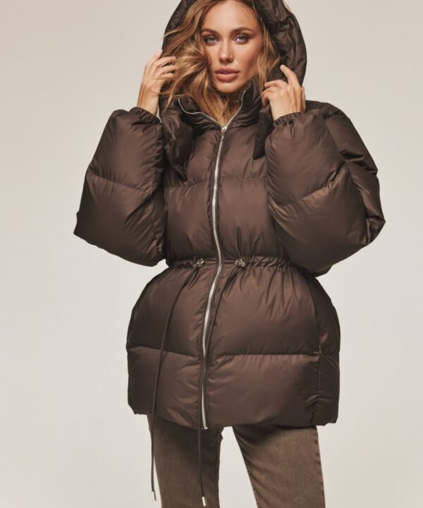 pufer-shokoladnogo-ottenka-s-kapyushonom-i-kuliskoy-na-talii-76018-3