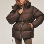 pufer-shokoladnogo-ottenka-s-kapyushonom-i-kuliskoy-na-talii-76018-4