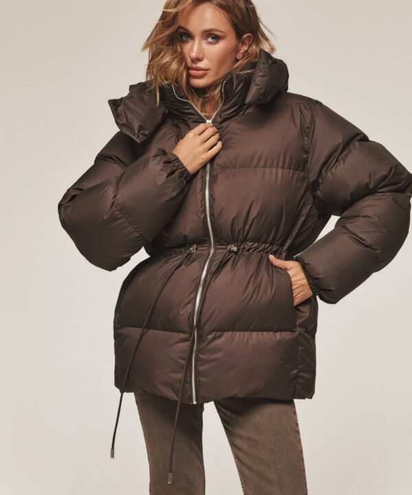 pufer-shokoladnogo-ottenka-s-kapyushonom-i-kuliskoy-na-talii-76018-4