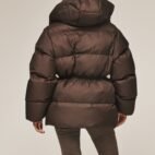 pufer-shokoladnogo-ottenka-s-kapyushonom-i-kuliskoy-na-talii-76018-6