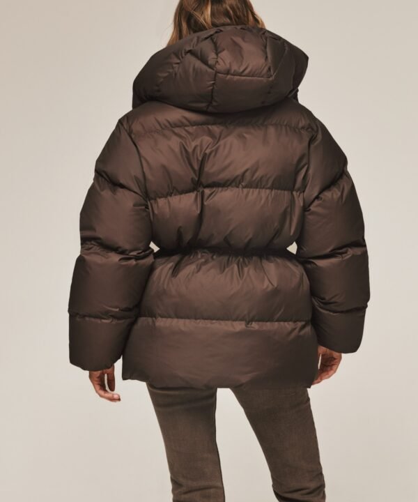 pufer-shokoladnogo-ottenka-s-kapyushonom-i-kuliskoy-na-talii-76018-6